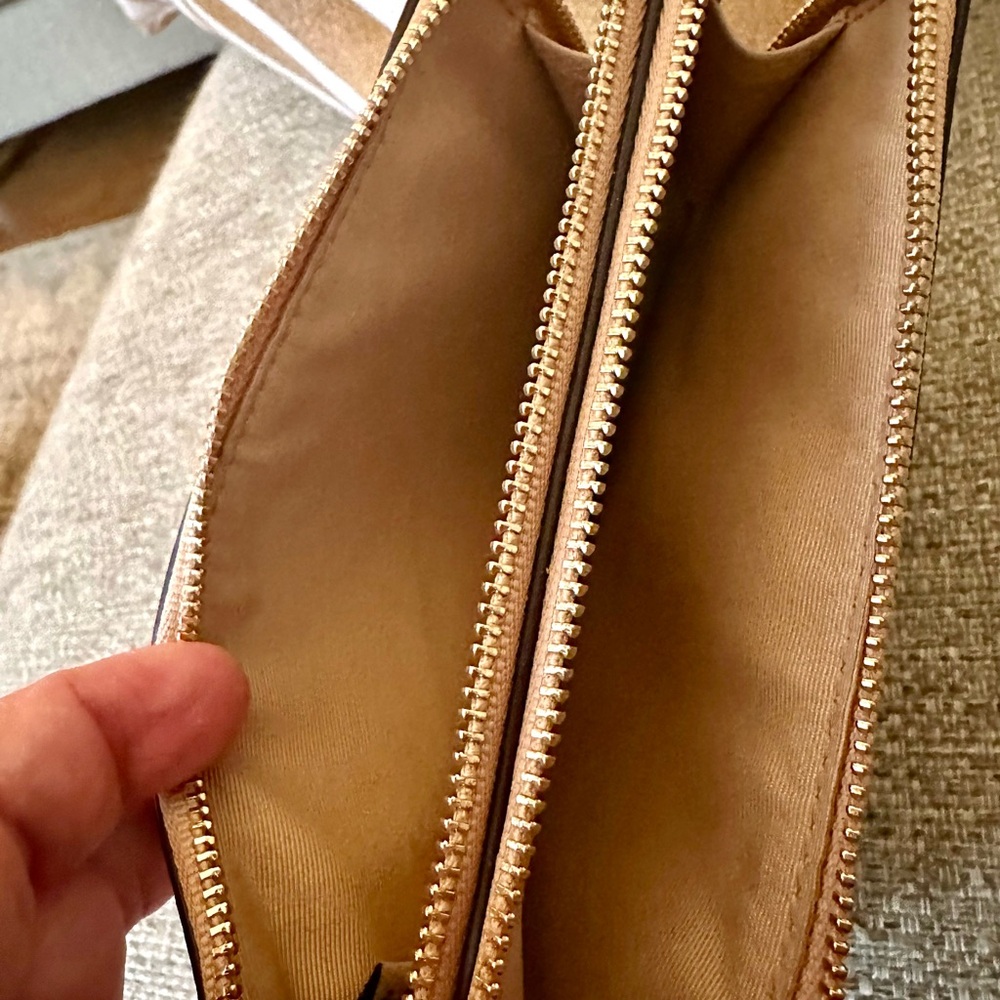 Luxurious Coach Beige Wristlet in Pebbled Leather With Gold Hardware - Picture 10 of 11